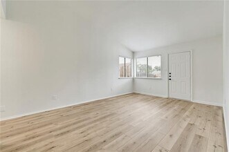 1602 W Braker Ln in Austin, TX - Foto de edificio - Building Photo