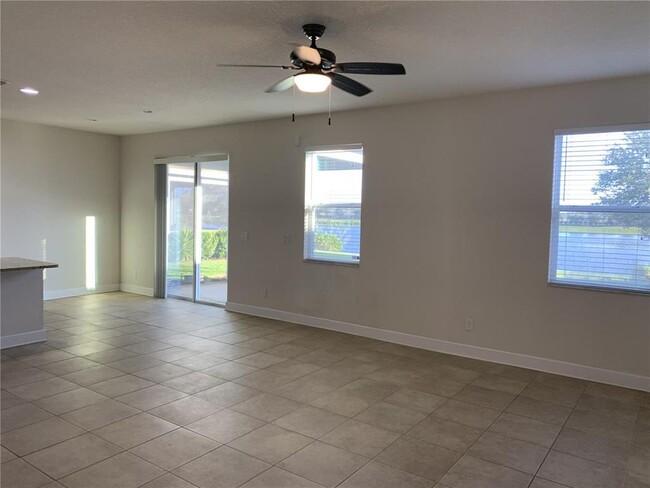 8466 Nandina Dr in Sarasota, FL - Foto de edificio - Building Photo