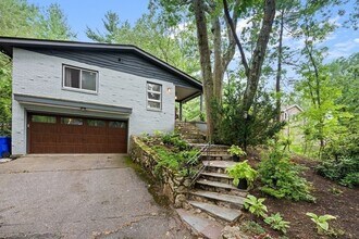 21 Ogden Rd in Chestnut Hill, MA - Foto de edificio - Building Photo