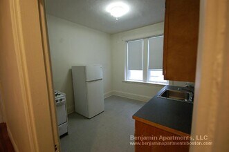 1375 Commonwealth Ave, Unit 11 in Boston, MA - Building Photo - Building Photo