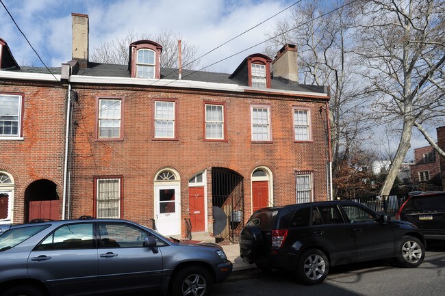 235-239 Queen St in Philadelphia, PA - Foto de edificio - Building Photo