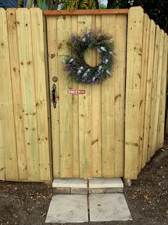 1229 SE 2nd St, Unit Garden apartment in Fort Lauderdale, FL - Building Photo - Building Photo