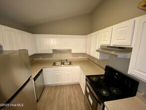 3001 MacGregor Downs Rd in Greenville, NC - Foto de edificio - Building Photo