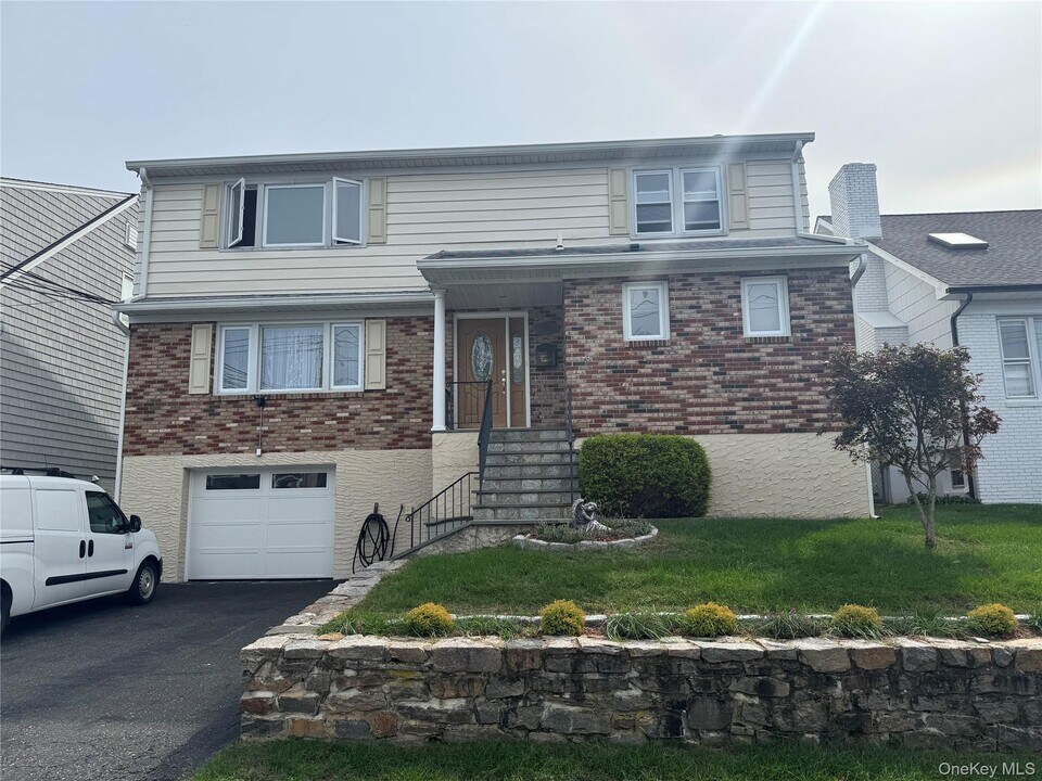 222 Gainsborg Ave E in Harrison, NY - Building Photo