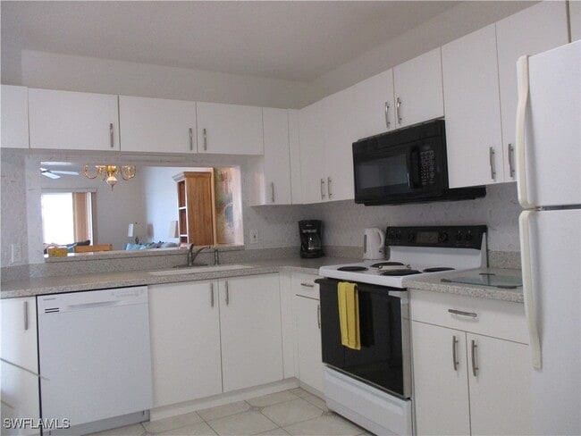 7818 Emerald Cir in Naples, FL - Building Photo - Building Photo