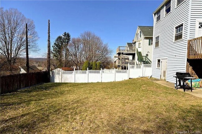 83 Kneen St in Shelton, CT - Building Photo - Building Photo