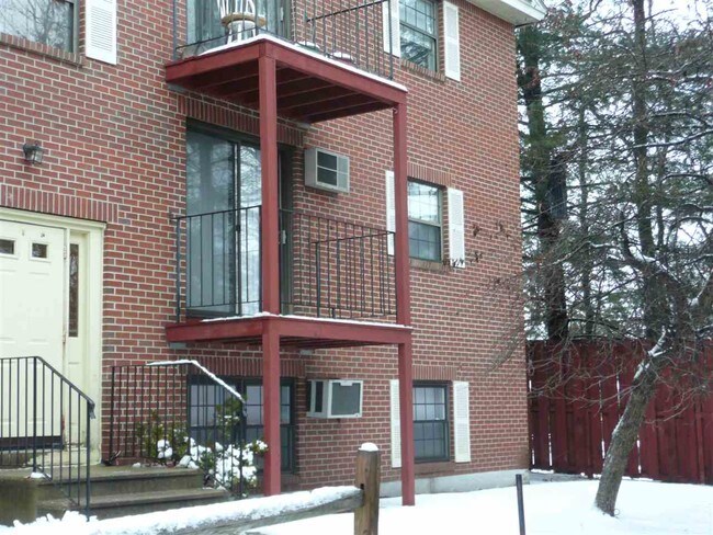 12 East Side Dr-Unit -15 in Concord, NH - Foto de edificio - Building Photo
