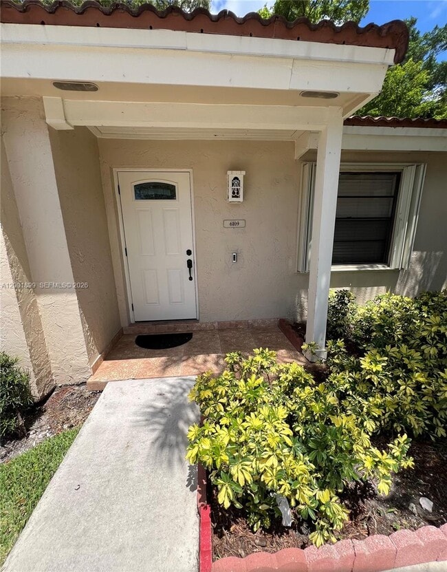 6109 NW 171st St in Hialeah, FL - Building Photo - Building Photo