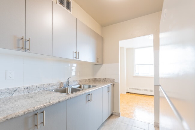 30 Gilder Dr in Toronto, ON - Building Photo - Interior Photo