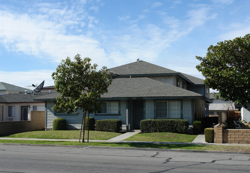 10901-10909 Walnut St in Los Alamitos, CA - Building Photo