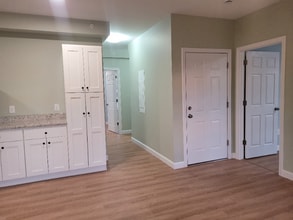 13 Myrtle St in Hillsborough, NH - Foto de edificio - Building Photo