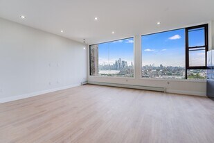 704 Palisade Ave in Union City, NJ - Building Photo