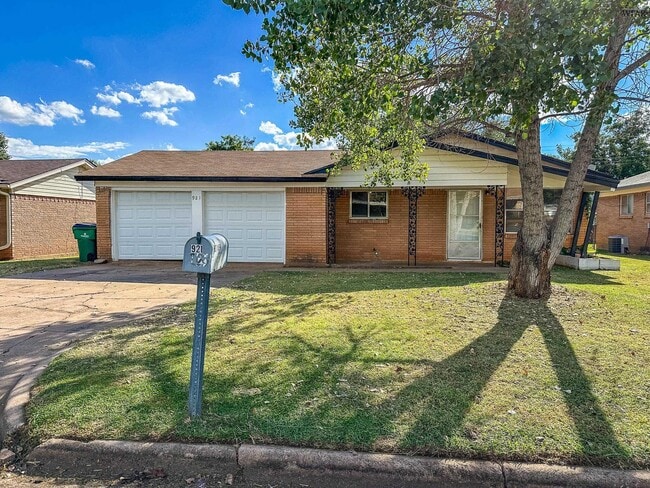 921 Van Horn St in Iowa Park, TX - Foto de edificio - Building Photo