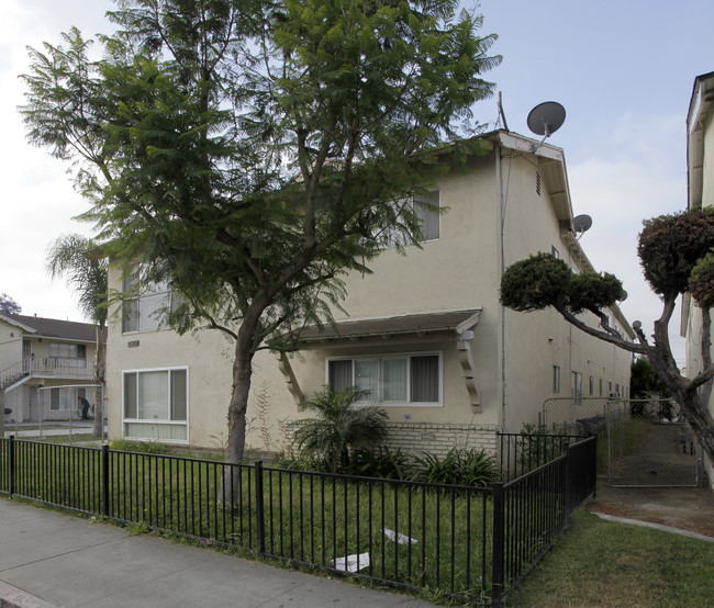 Commonwealth Manor in Fullerton, CA - Foto de edificio - Building Photo