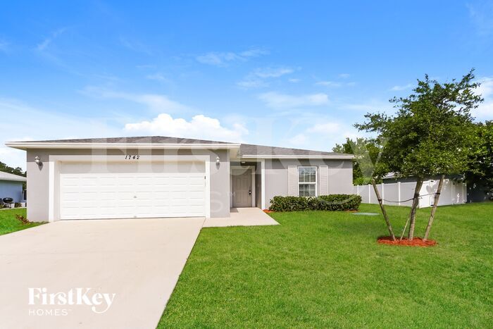 1742 SW Cremona St in Port St. Lucie, FL - Building Photo