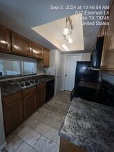 512 Eberhart Ln in Austin, TX - Foto de edificio - Building Photo