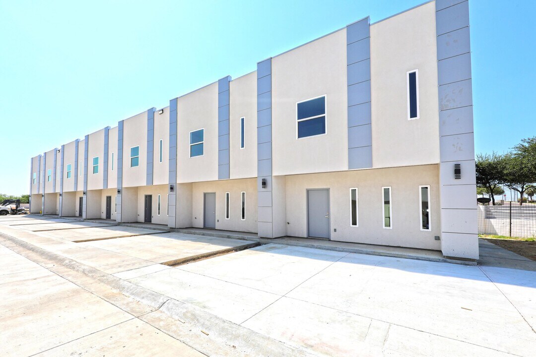1011 Emerald Valley Dr in Laredo, TX - Building Photo