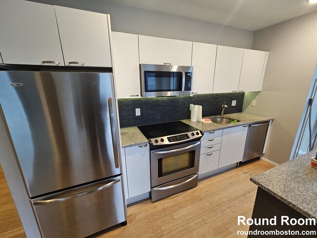 2 Earhart St, Unit 1003 in Cambridge, MA - Building Photo - Building Photo