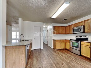 5205 Bedfordshire Dr in Fort Worth, TX - Foto de edificio - Building Photo