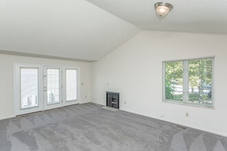 Woodland Mews in Ann Arbor, MI - Foto de edificio - Interior Photo