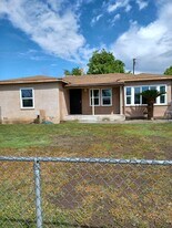 2002 Hendricks Ln in Bakersfield, CA - Building Photo