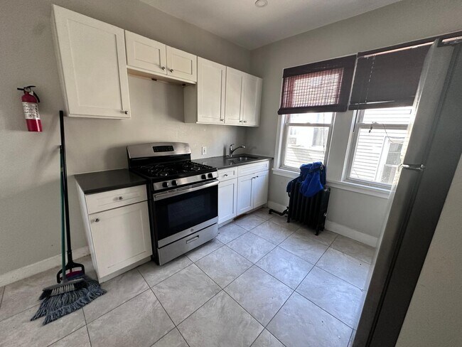 420 Bacheller Ave, Unit 2b in Linden, NJ - Foto de edificio - Building Photo
