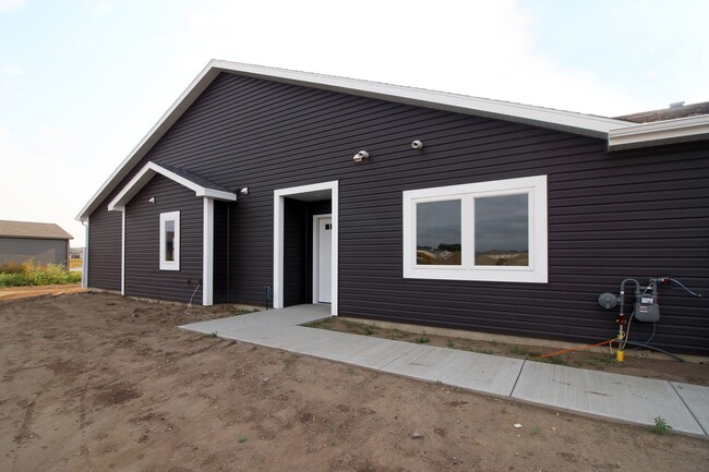 3718 Gale Cir SE in Mandan, ND - Building Photo - Building Photo