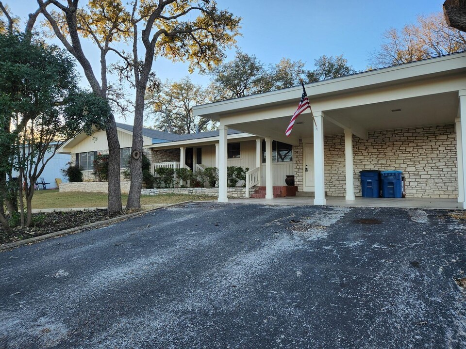 126 West Ln in Kerrville, TX - Building Photo