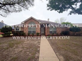 310 Iroquois Ln in Waxahachie, TX - Building Photo
