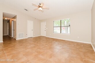 2421 Olson Ln in Jacksonville, FL - Foto de edificio - Building Photo