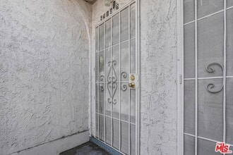 5319 1/2 Normandie Ave, Unit 325 in Los Angeles, CA - Building Photo - Building Photo