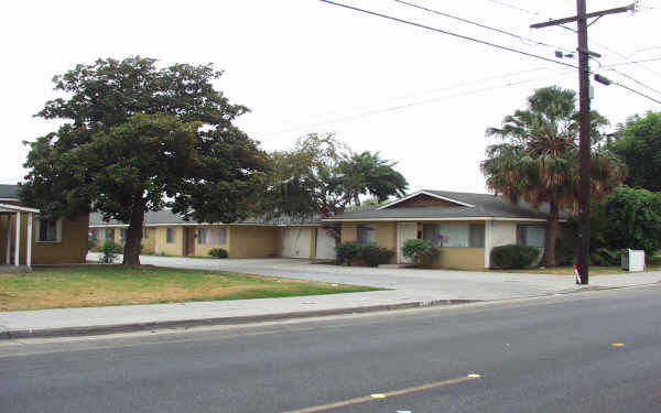 5116-5124 Santa Ana St in Cudahy, CA - Building Photo