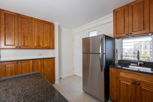 1617 Keeaumoku St, Unit 801 in Honolulu, HI - Building Photo - Building Photo