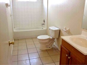 7611 Oak Chase in San Antonio, TX - Building Photo - Building Photo