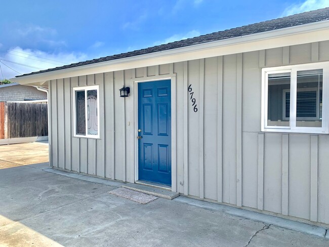 6796 Del Playa Dr in Isla Vista, CA - Building Photo - Building Photo