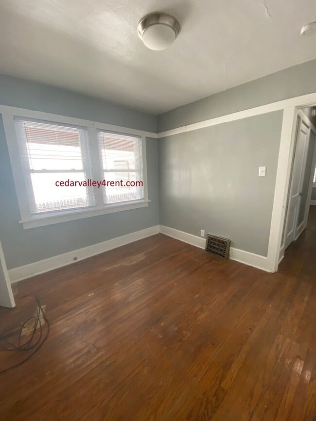 1233 Logan Ave in Waterloo, IA - Building Photo - Building Photo