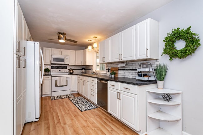 110 Midland Ave in Stamford, CT - Building Photo - Building Photo