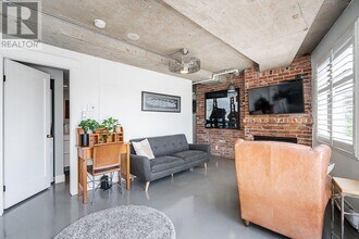 27 Alexander St in Vancouver, BC - Building Photo - Building Photo