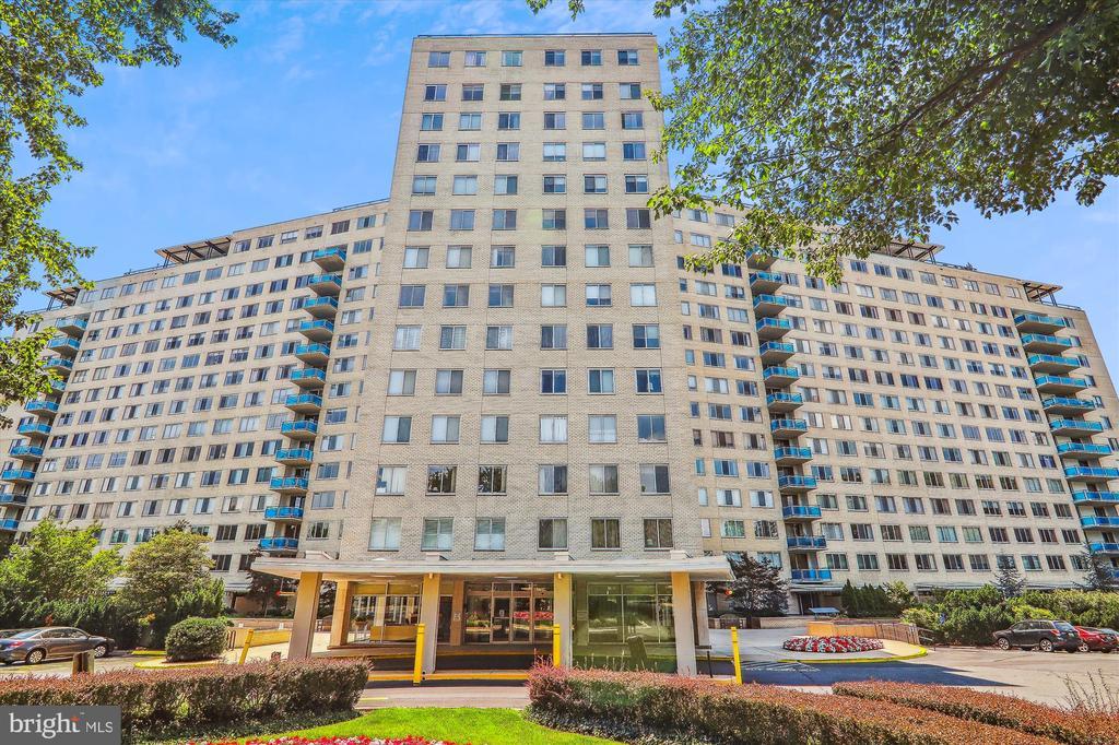 10500 ROCKVILLE PIK in Rockville, MD - Building Photo