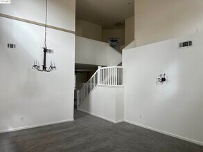 1843 Crown Peak Way in Antioch, CA - Foto de edificio - Building Photo