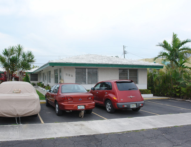 700-704 NE 4th Ct in Hallandale Beach, FL - Building Photo - Building Photo