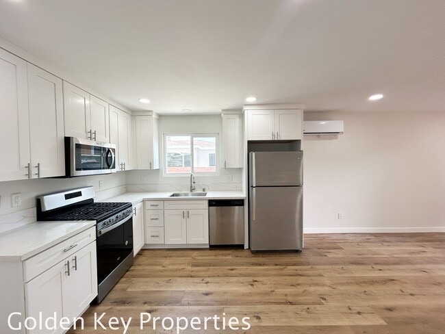 305 Holly St in Oceanside, CA - Building Photo - Building Photo
