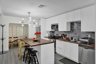 1565 NW 30th Ave in Miami, FL - Building Photo