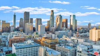 215 W 7th St in Los Angeles, CA - Building Photo