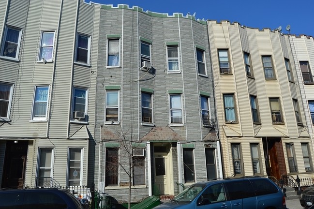 285 Bleecker St in Brooklyn, NY - Building Photo - Building Photo