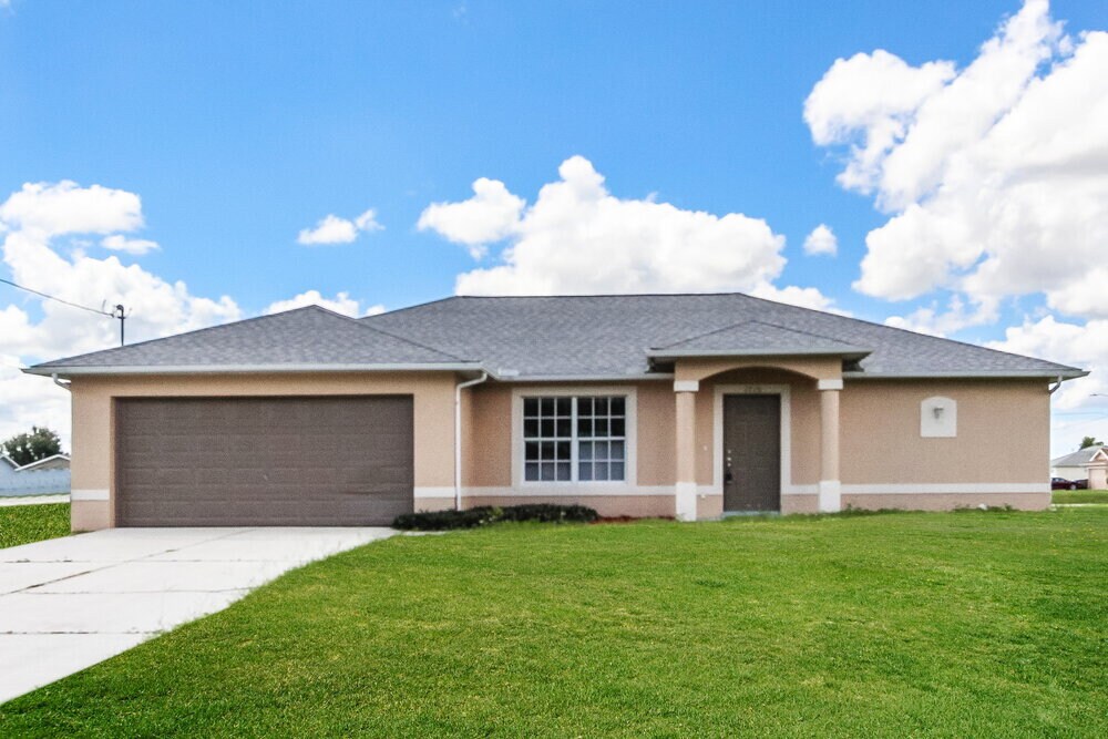 1718 SW 12th Terrace in Cape Coral, FL - Building Photo