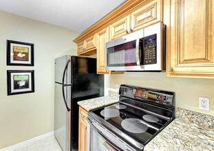 8926 Manor Loop, Unit 207 in Lakewood Ranch, FL - Foto de edificio - Building Photo