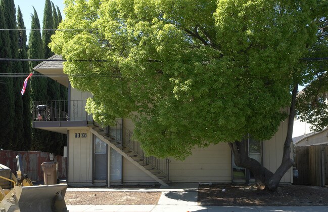 1107 W 4th St in Antioch, CA - Foto de edificio - Building Photo