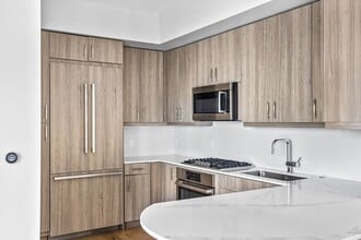 10 Shipyard Dr in Hingham, MA - Foto de edificio - Building Photo