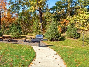 Huntington Townhomes in Shelton, CT - Foto de edificio - Building Photo